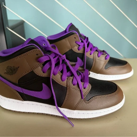 Air Jordan 1 Mid - Picture 2 of 5